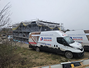 Zateplení stropu rodinného domu pomocí foukané izolace